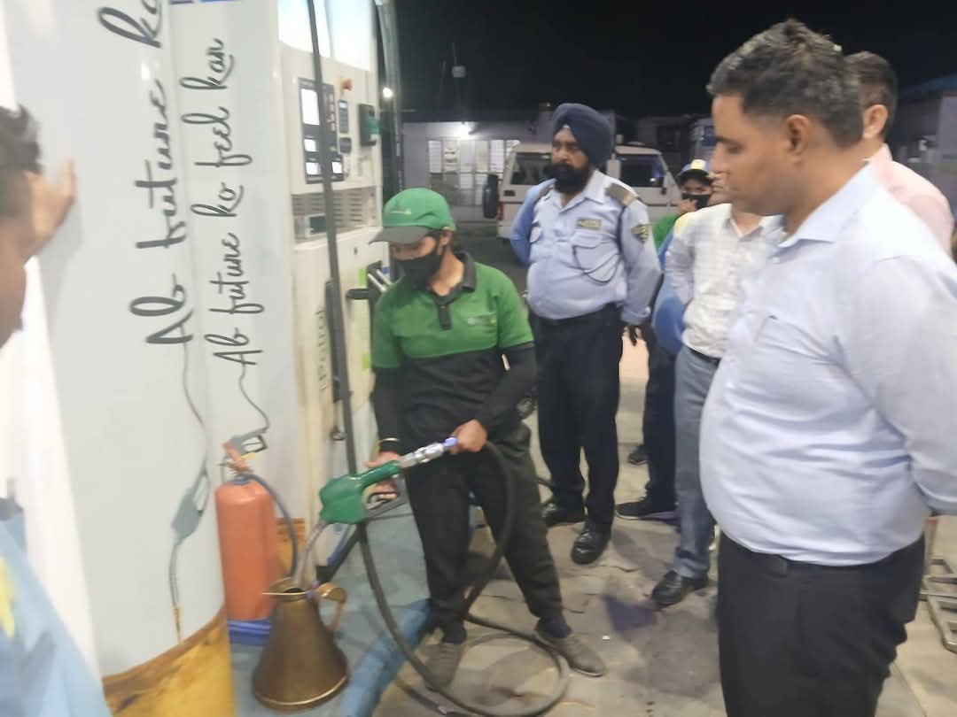 डीएम के निर्देश पर अधिकारियों ने पेट्रोल पंपों पर की छापेमारी, तीन पेट्रोल पंपों पर लगाया