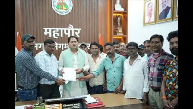 नियमितीकरण की मांग को लेकर निगम कर्मियों ने महापौर को सौंपा ज्ञापन