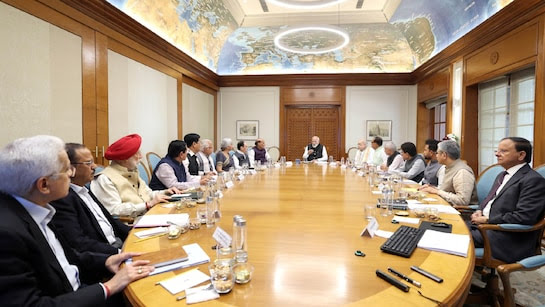 मिडिल ईस्ट संकट पर साढ़े तीन घंटे चली PM मोदी की हाईलेवल मीटिंग, तेल-गैस जैसे ऊर्जा आपूर्ति पर मंथन