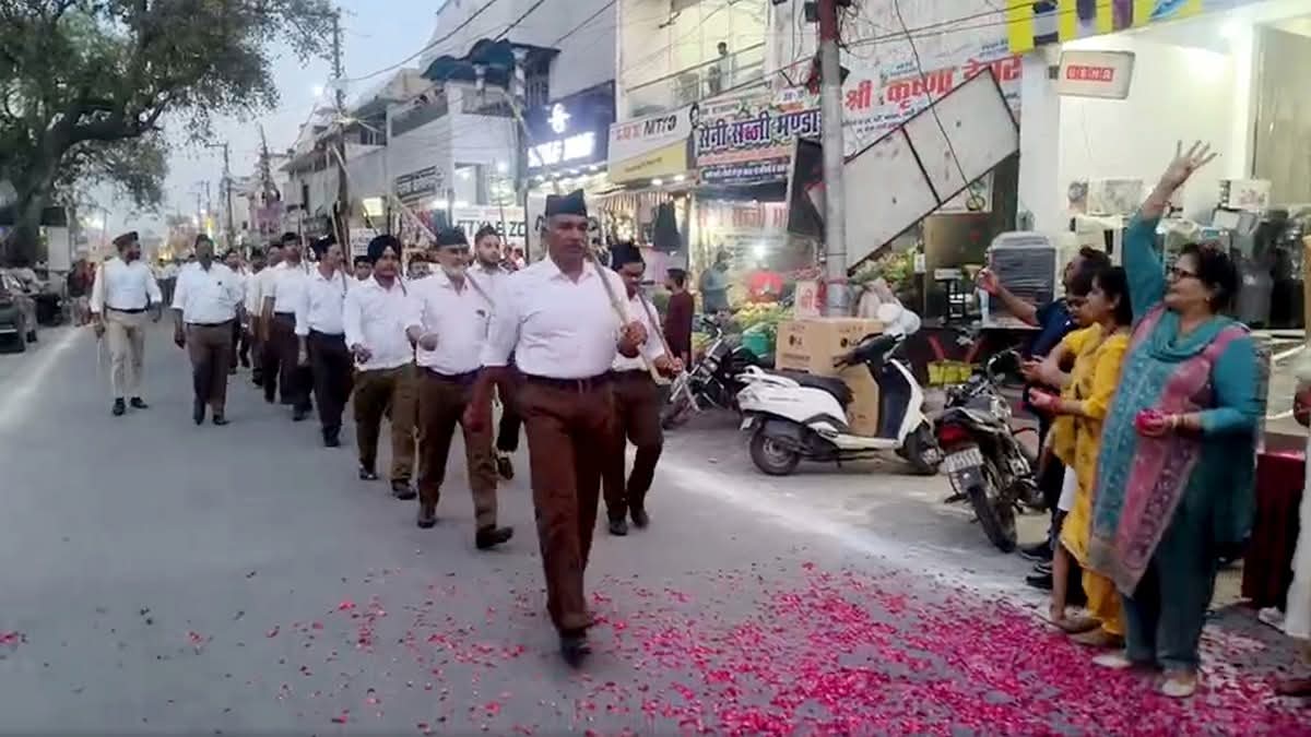 गदरपुर में घोष की ताल पर पथ संचलन में दिखा स्वयंसेवकों का अनुशासन, लोगों ने किया पुष्पवर्षा से स्वागत