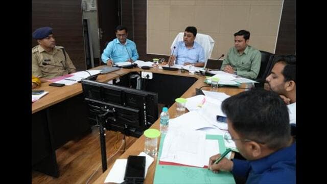 तहसीलों में 10 बड़े बकायेदारों की सूची चस्पा करें: डीएम