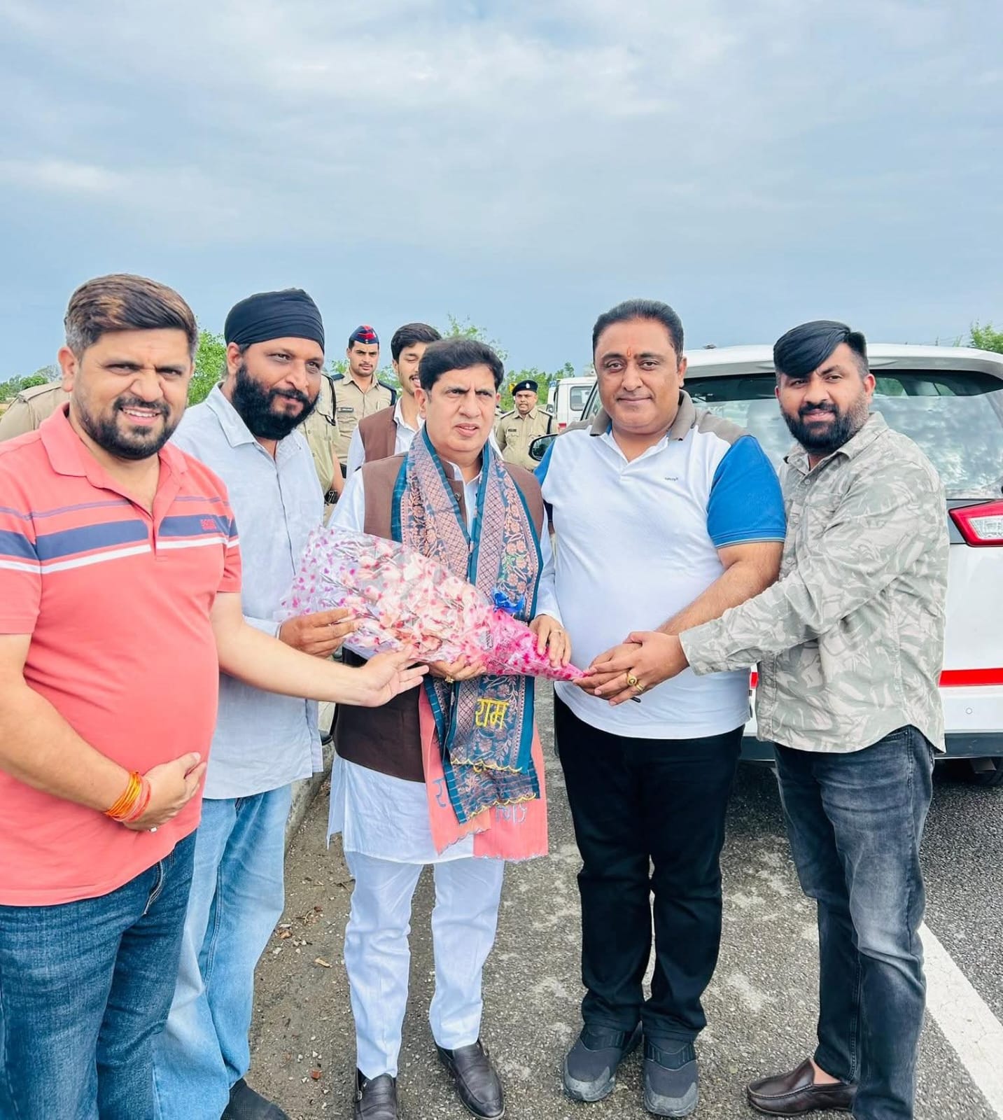 गदरपुर में कैबिनेट मंत्री प्रदीप बत्रा का भव्य स्वागत, पालिकाध्यक्ष सहित कार्यकर्ताओं ने किया स्वागत