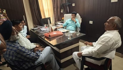 गदरपुर विधायक अपने बेटे साथ पहुंचे तहसील, जाने पूरा मामला