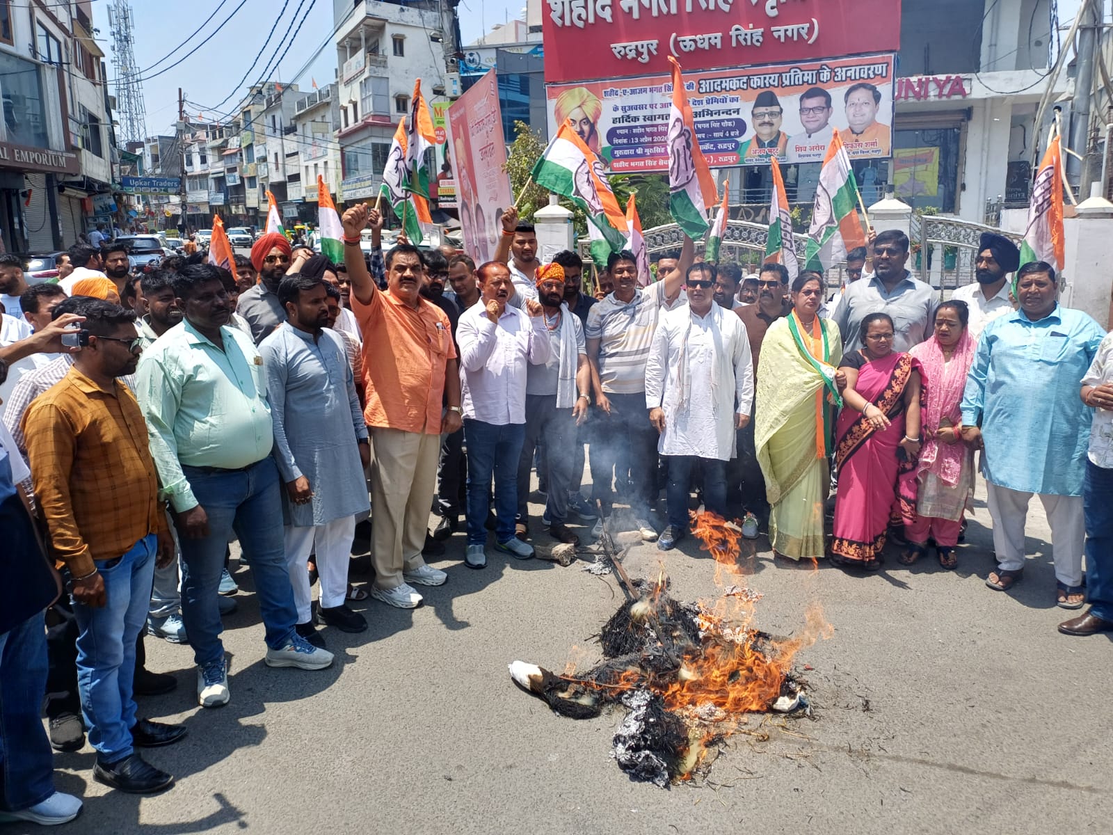 महंगाई के खिलाफ कांग्रेस का हल्लाबोल, भगत सिंह चौक पर फूंका केंद्र सरकार का पुतला