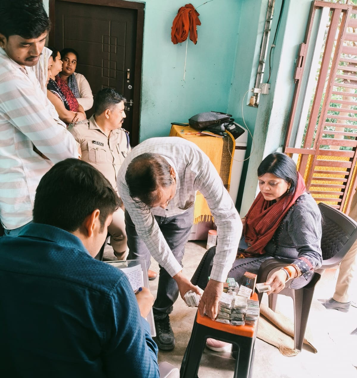 तिलपुरी में सरकारी रास्ते से हटाया गया अतिक्रमण, प्रशासन की संयुक्त कार्रवाई