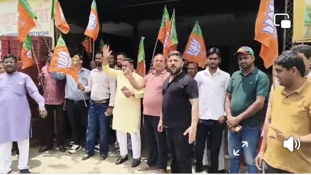 तीन राज्यों में खिला कमल, गदरपुर में भाजपा कार्यकर्ताओं ने बांटी मिठाई