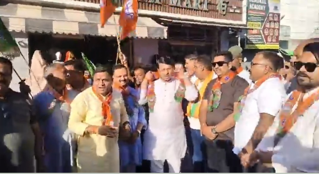 तीन राज्यों में ऐतिहासिक विजय पर गदरपुर में जश्न का माहौल, ढोल-नगाड़ों और आतिशबाजी से गूंजा शहर