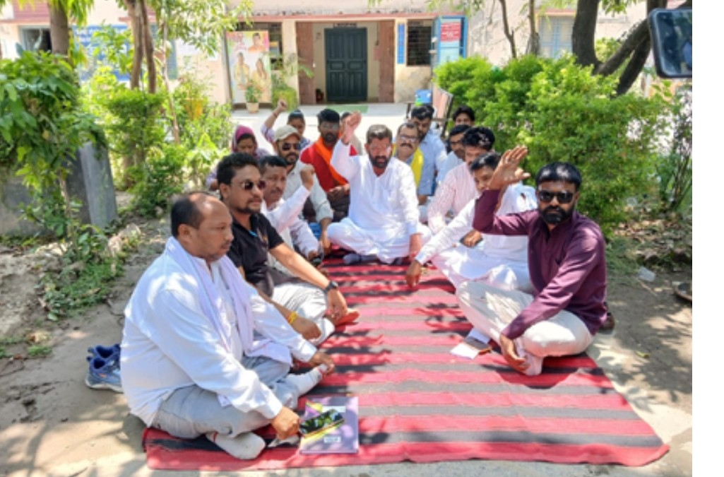 मनरेगा कार्यों में देरी पर भड़के ग्राम प्रधान, विकासखंड कार्यालय में किया प्रदर्शन