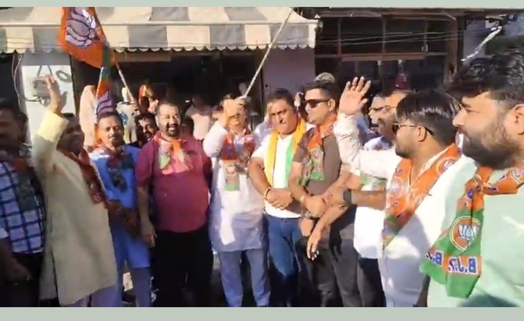 तीन राज्यों में ऐतिहासिक विजय पर गदरपुर में जश्न का माहौल, ढोल-नगाड़ों और आतिशबाजी से गूंजा शहर