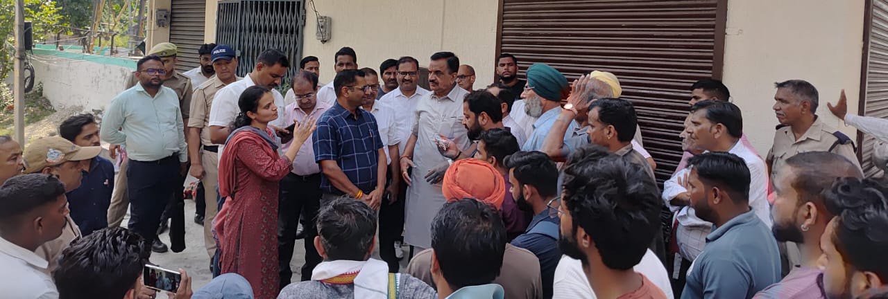 फाजलपुर महारौला सीलिंग विवाद: प्रशासनिक टीम ने किया निरीक्षण, ठुकराल ने उठाई क्षेत्रवासियों की समस्याएं