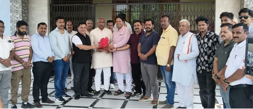 धामी दौरे के बाद बढ़ी सियासी हलचल, पांडेय के आवास पर पहुंचे दो मेयर