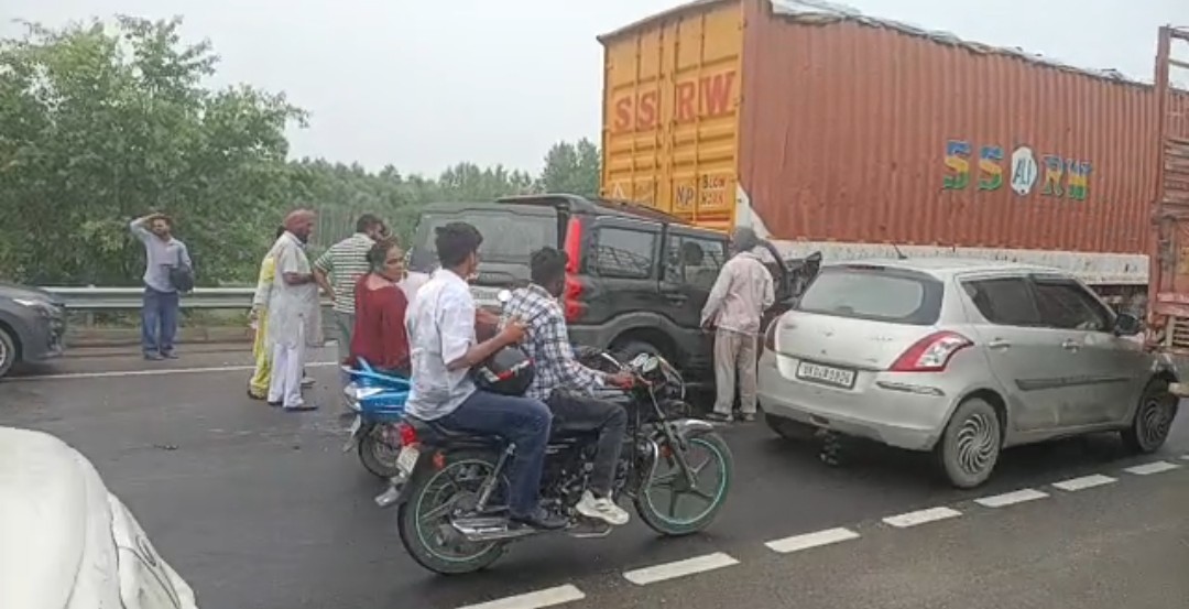 मुंडन संस्कार से लौट रहे परिवार की खुशियां मातम में बदली, गदरपुर बाईपास पर भीषण हादसा