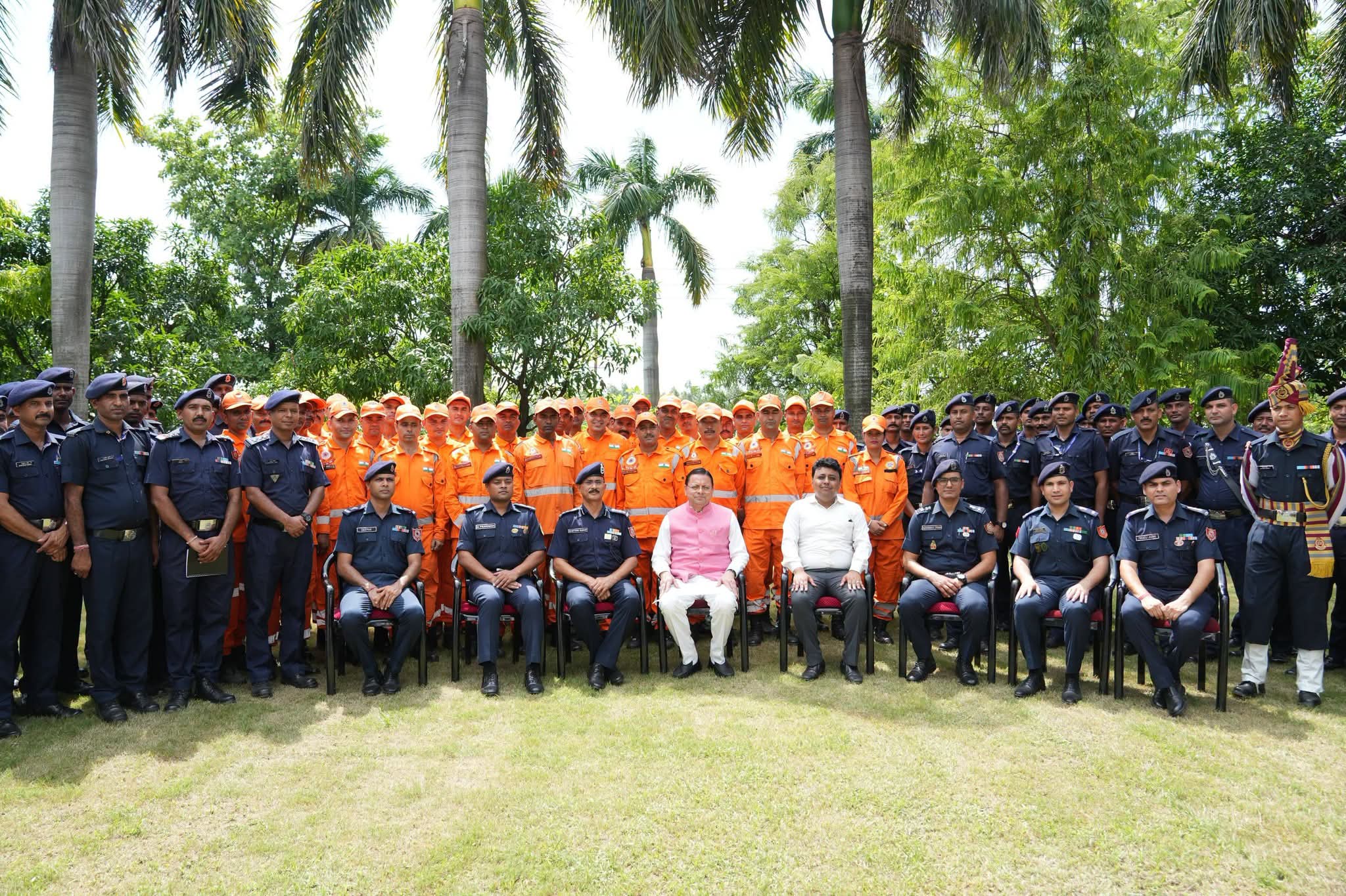 सीएम धामी ने एनडीआरएफ बटालियन  का किया भ्रमण, जवानों से बातचीत कर आपदा प्रबंधन व्यवस्थाओं की ली जानकारी