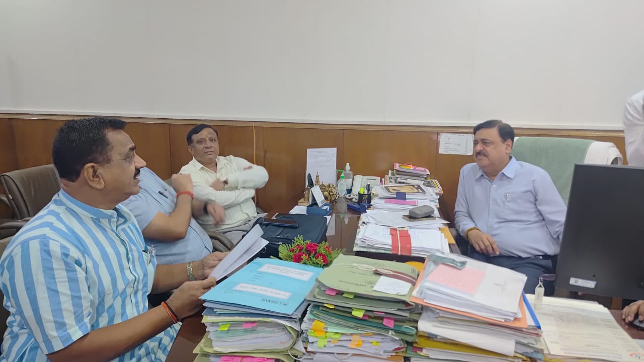 रुद्रपुर जिला अस्पताल में डॉक्टरों की कमी पर स्वास्थ्य सचिव से मिले ठुकराल, तत्काल नियुक्ति की उठाई मांग