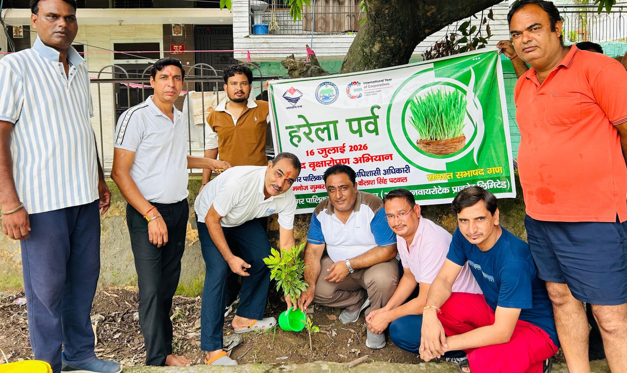 हरेला पर्व पर गदरपुर नगर पालिका अध्यक्ष मनोज गुम्बर ने किया वृक्षारोपण