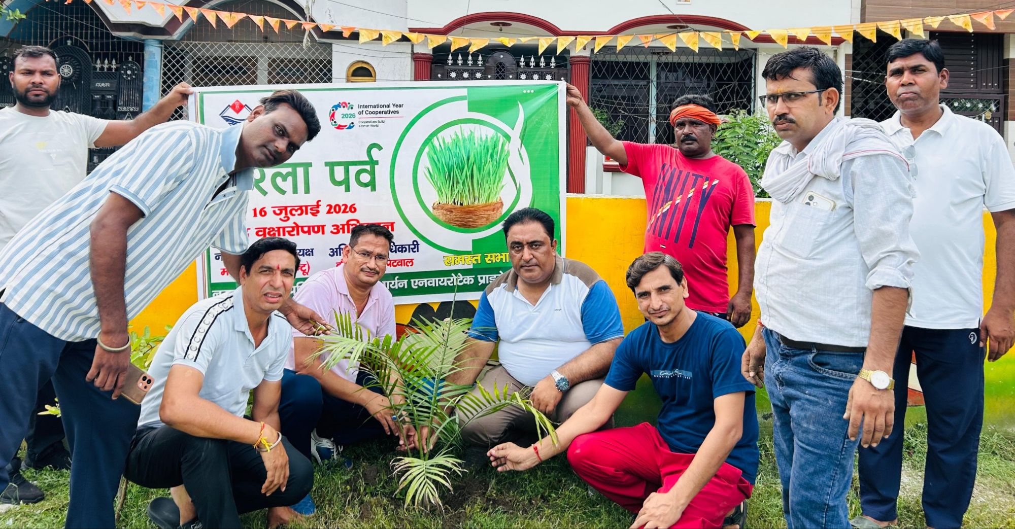 हरेला पर्व पर गदरपुर नगर पालिका अध्यक्ष मनोज गुम्बर ने किया वृक्षारोपण