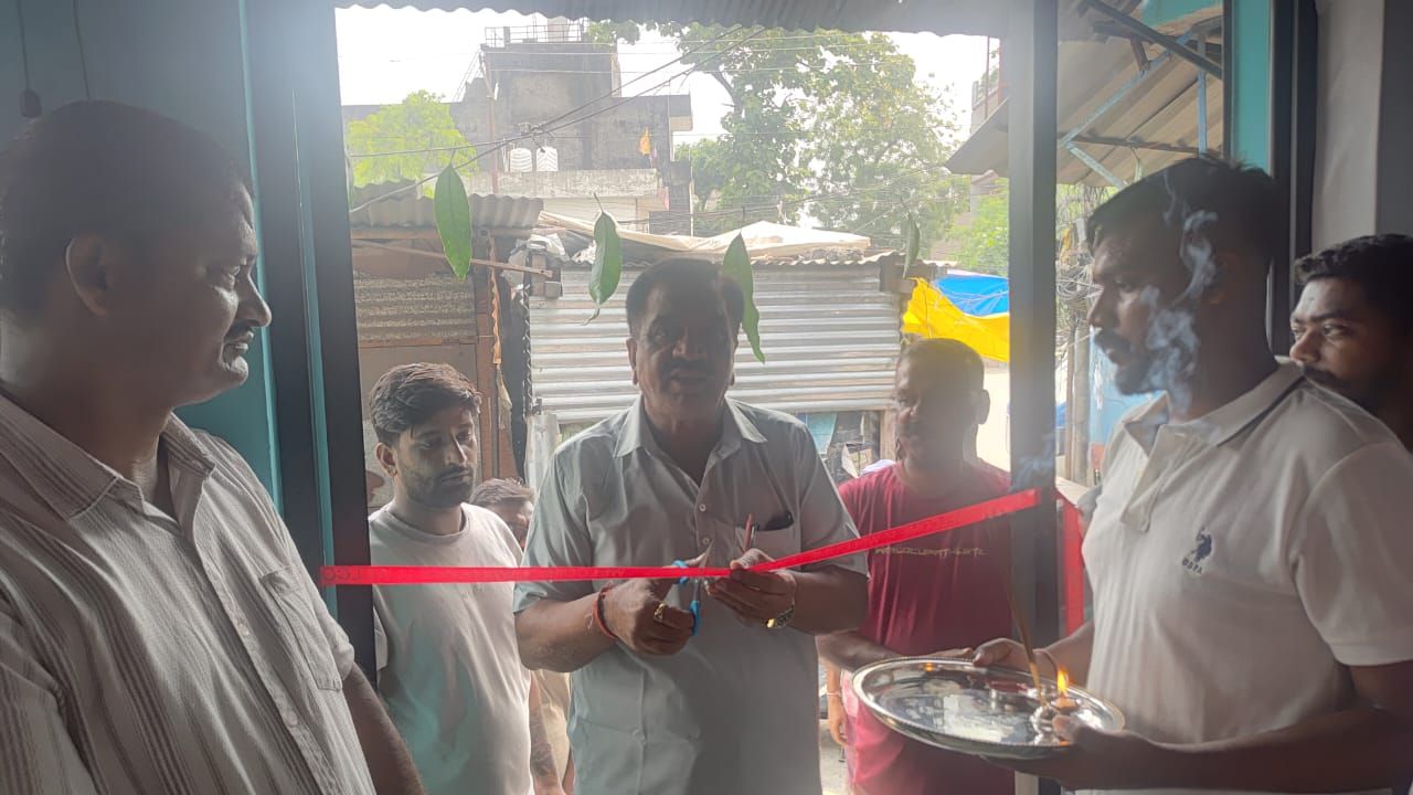 पूर्व विधायक राजकुमार ठुकराल ने रायन वस्त्र शोरूम का किया शुभारंभ