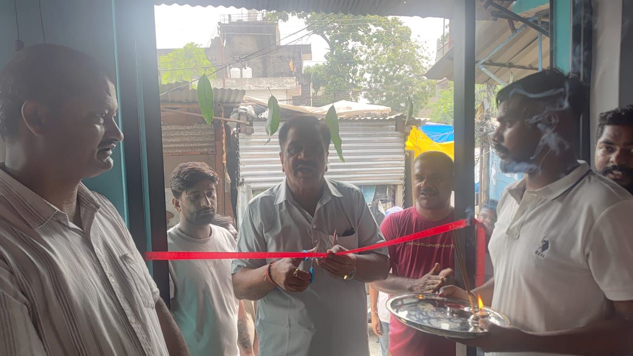 पूर्व विधायक राजकुमार ठुकराल ने रायन वस्त्र शोरूम का किया शुभारंभ