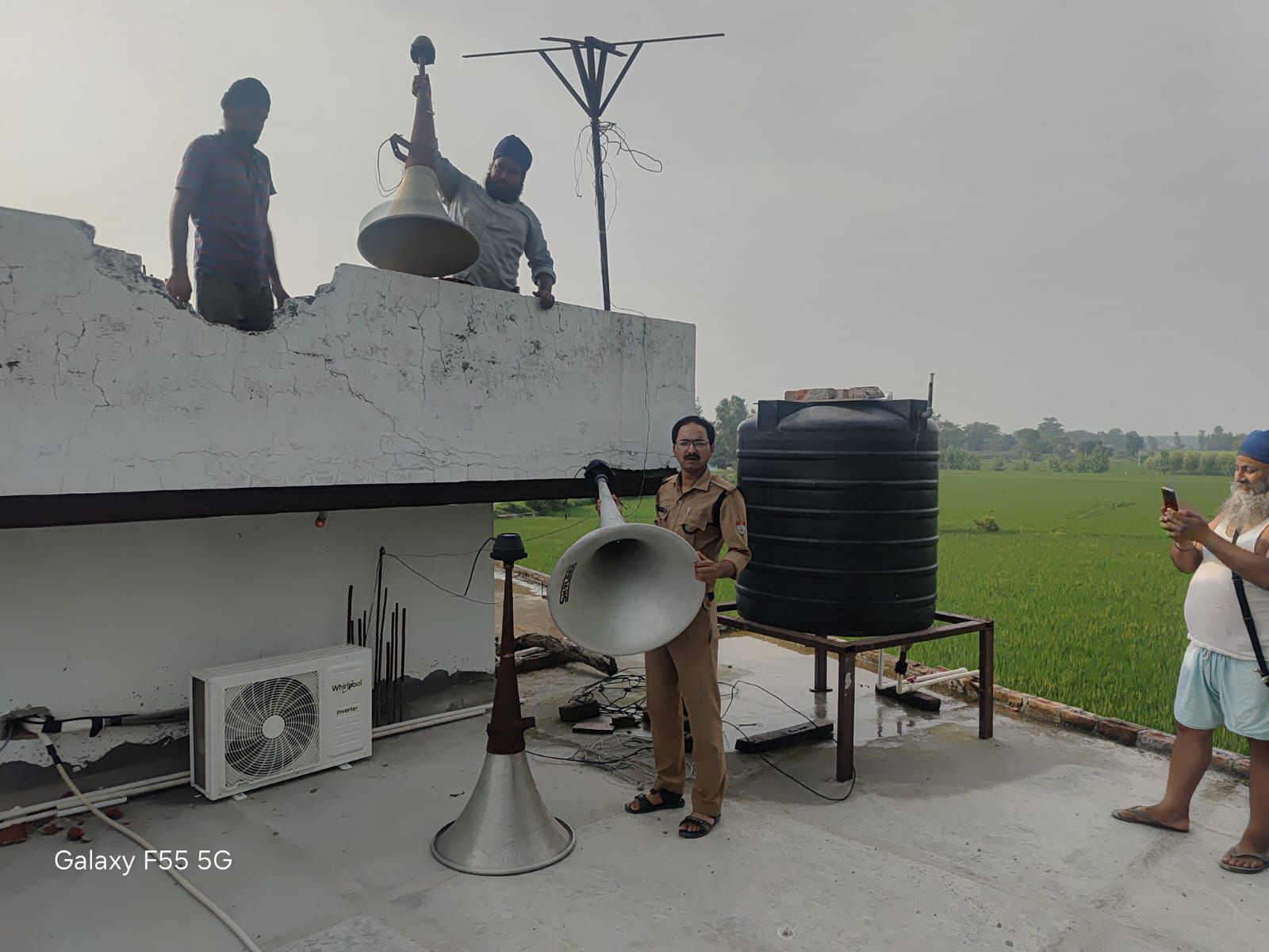 गुलरभोज चौकी पुलिस की कार्रवाई, धार्मिक स्थलों से हटवाए गए लाउडस्पीकर