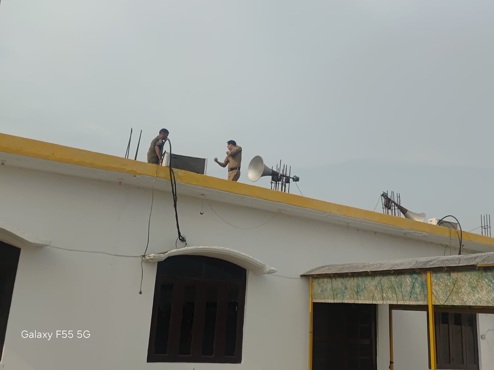 गुलरभोज चौकी पुलिस की कार्रवाई, धार्मिक स्थलों से हटवाए गए लाउडस्पीकर