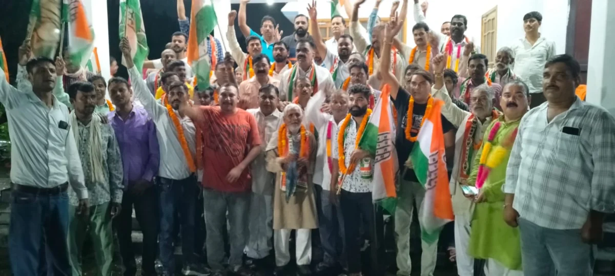 पूर्व विधायक ठुकराल के समक्ष दर्जनों युवाओं ने थामा कांग्रेस का हाथ राहुल चौधरी और सुधीर चौधरी के प्रयासों से युवाओं ने थाना कांग्रेस का हाथ