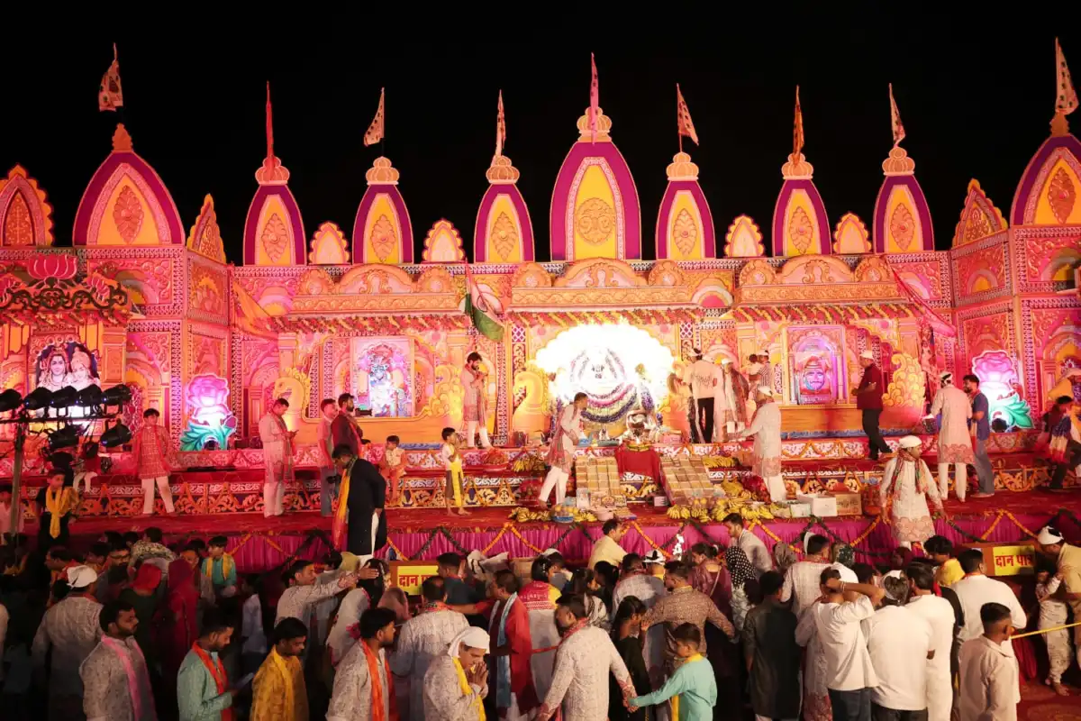 श्याम संकीर्तन महोत्सव में भजनों पर झूमे श्रद्धालु अमन सांवरिया के भजनों पर भक्तों ने लगाए जयकारे, कुंज बिहारी दास ने भी बांधा समां