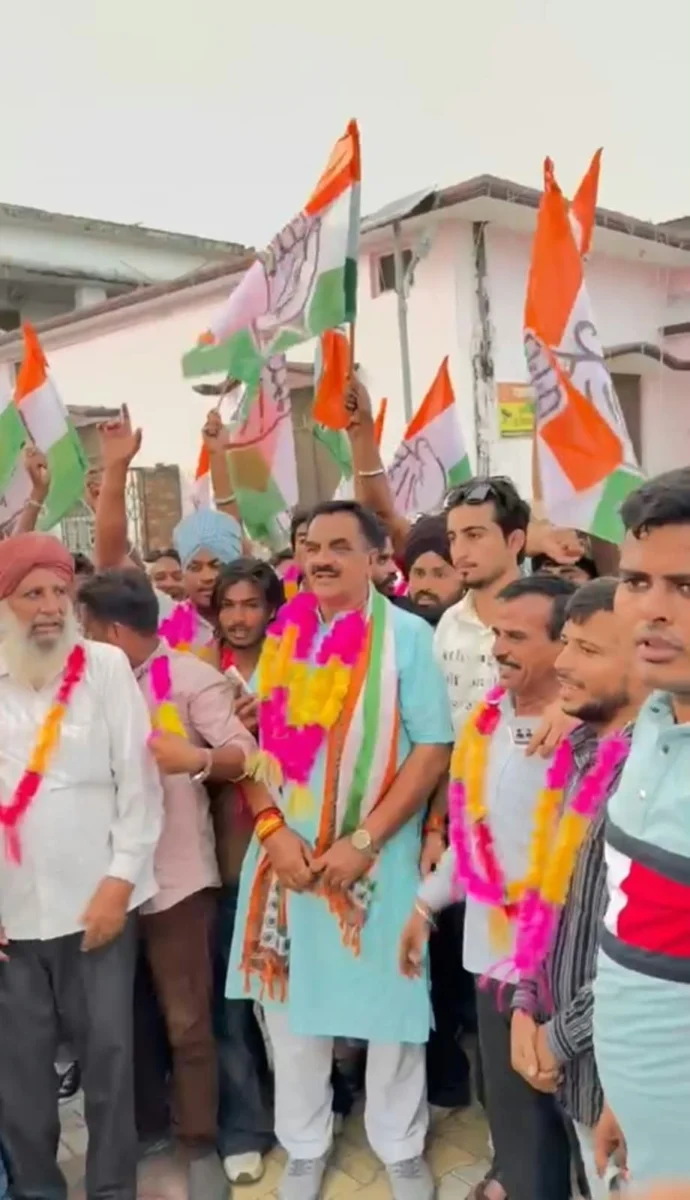 महेशपुर में सैकड़ों युवाओं ने थामा कांग्रेस का हाथ पूर्व विधायक राजकुमार ठुकराल ने कांग्रेस में शामिल युवाओं का किया स्वागत