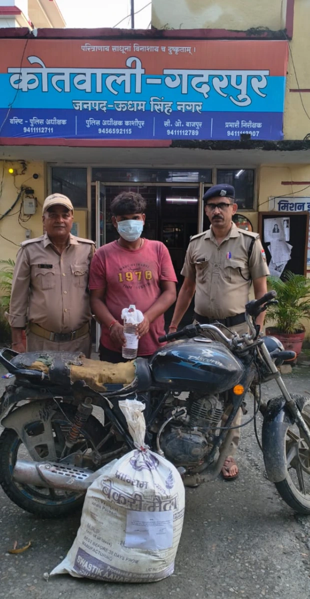 गदरपुर पुलिस ने 30 लीटर कच्ची शराब के साथ एक आरोपी को किया गिरफ्तार
