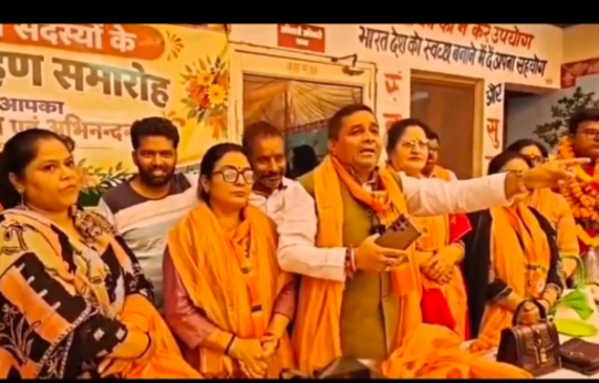 नामित सभासदों के शपथ ग्रहण समारोह में माइक बंद होने पर गहमागहमी