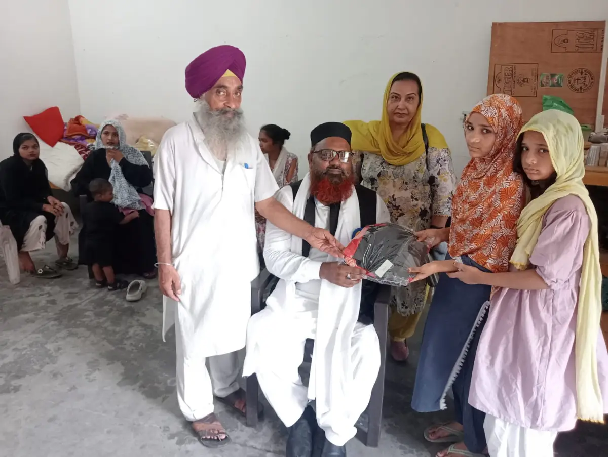 गुरु पर्वों को समर्पित कार्यक्रम में 25 परिवारों को किया राशन वितरण