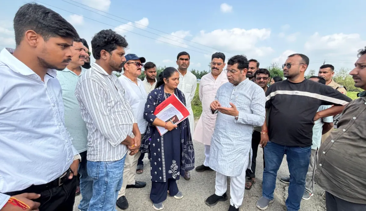 ओलावृष्टि से बर्बाद फसलों का मुद्दा उठाया, किसानों को मुआवजा दिलाने के लिए शिव अरोरा के प्रतिनिधि प्रीत ग्रोवर पहुंचे तहसील