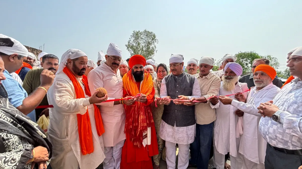 डेरा प्रमुख बाबा ब्रह्मदास व ब्लॉक प्रमुख ने संयुक्त रूप से किया सड़क का शिलान्यास