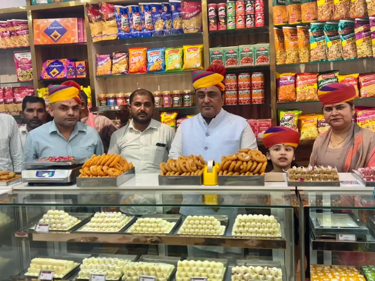 गदरपुर की मेन मार्केट रोड पर बीकानेर स्वीट्स का भव्य शुभारंभ