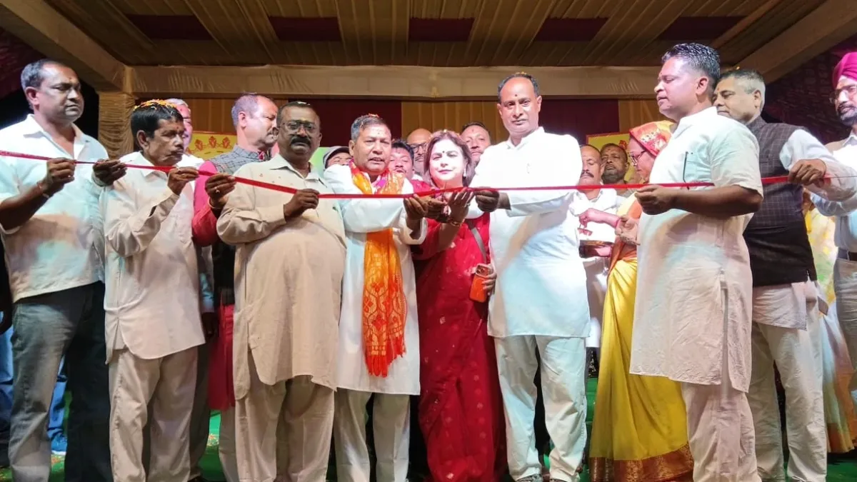 पूर्व विधायक प्रेमानंद महाजन ने ग्राम जगदीशपुर में दुर्गा पूजा समारोह का किया शुभारंभ